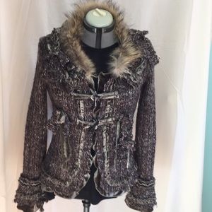 Fitted woven cardigan with velvet detail and fur